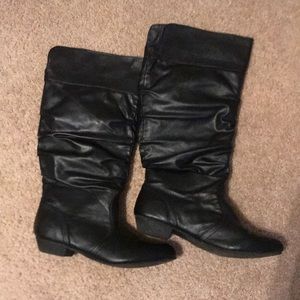 Black slouchy boot